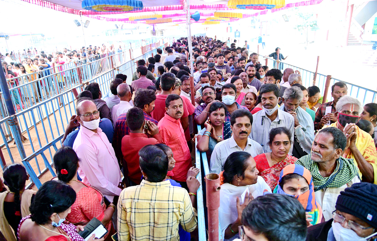 Devotees Huge Rush at Tirumala Due To Vaikunta Ekadasi - Sakshi3