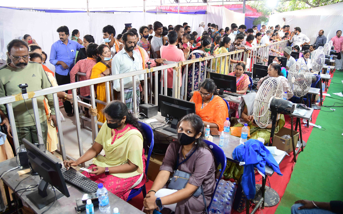 Devotees Huge Rush at Tirumala Due To Vaikunta Ekadasi - Sakshi4