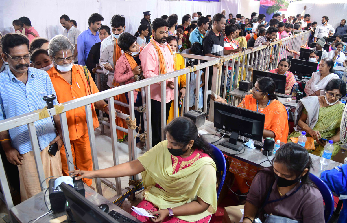 Devotees Huge Rush at Tirumala Due To Vaikunta Ekadasi - Sakshi5