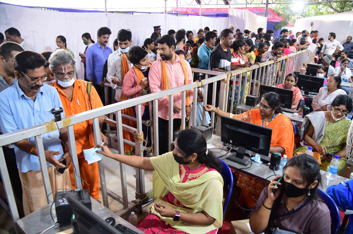 Devotees Huge Rush at Tirumala Due To Vaikunta Ekadasi - Sakshi6