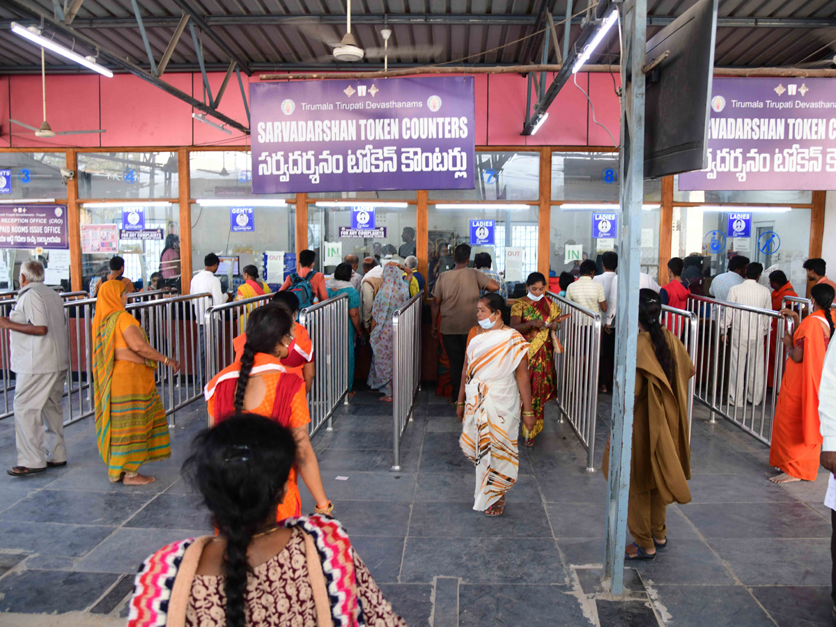 Devotees Huge Rush at Tirumala Due To Vaikunta Ekadasi - Sakshi7