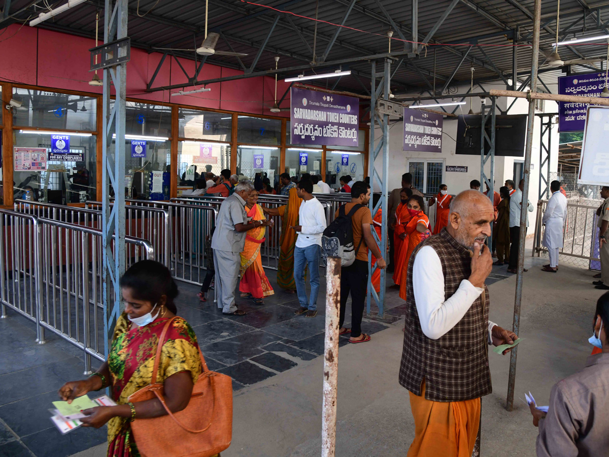 Devotees Huge Rush at Tirumala Due To Vaikunta Ekadasi - Sakshi8