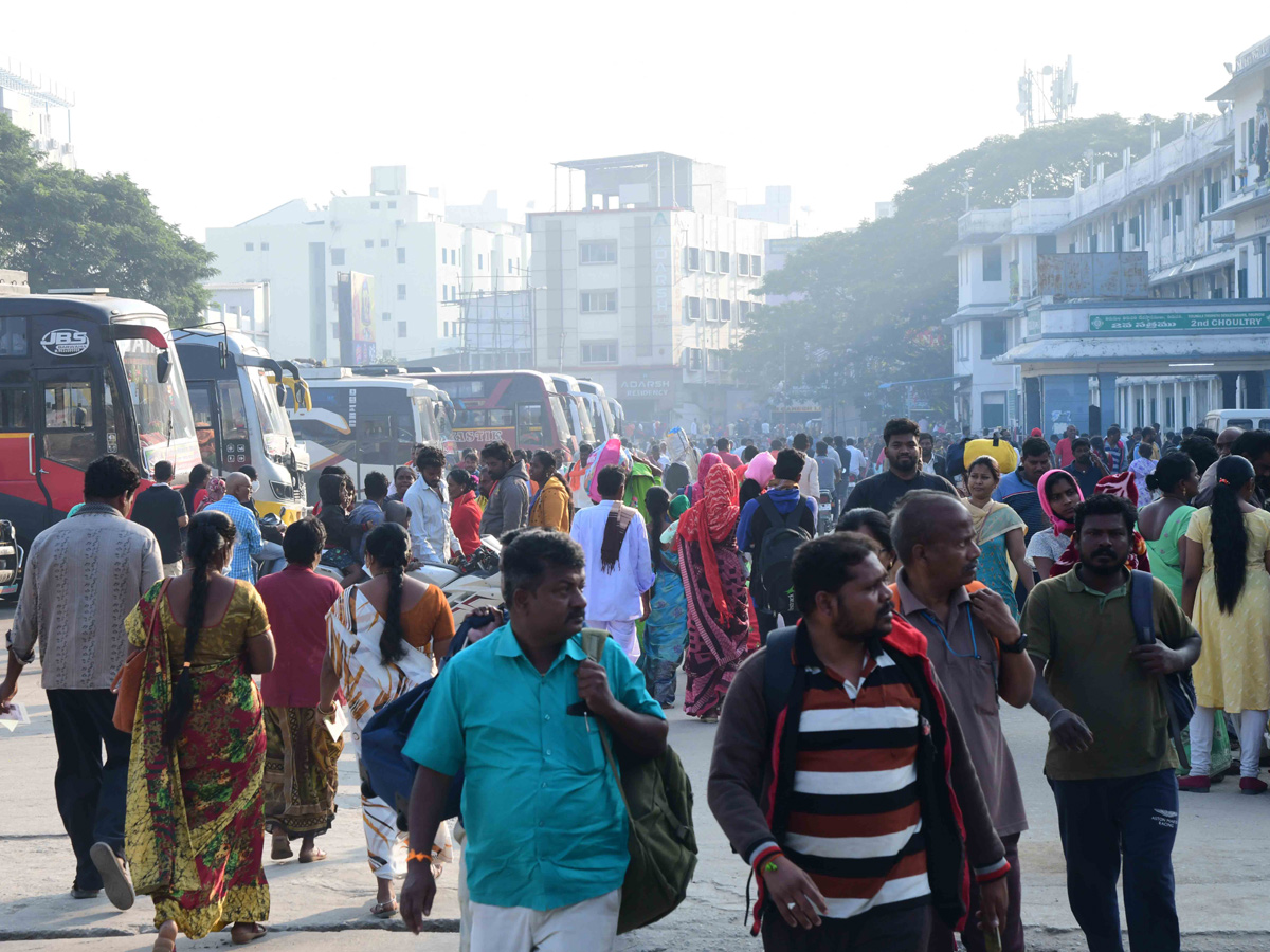 Devotees Huge Rush at Tirumala Due To Vaikunta Ekadasi - Sakshi9