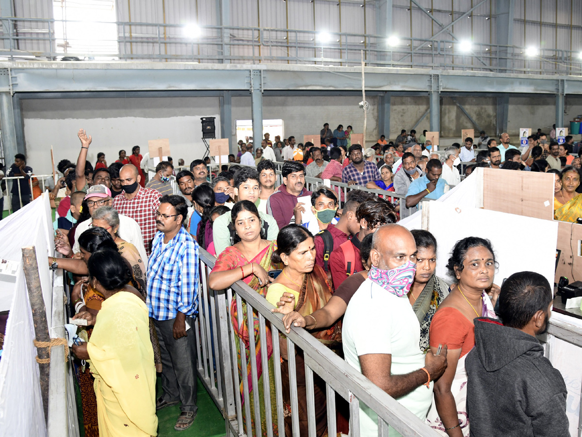 Devotees Huge Rush at Tirumala Due To Vaikunta Ekadasi - Sakshi10