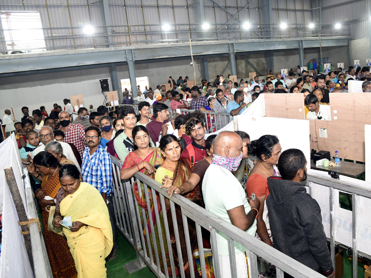 Devotees Huge Rush at Tirumala Due To Vaikunta Ekadasi - Sakshi11