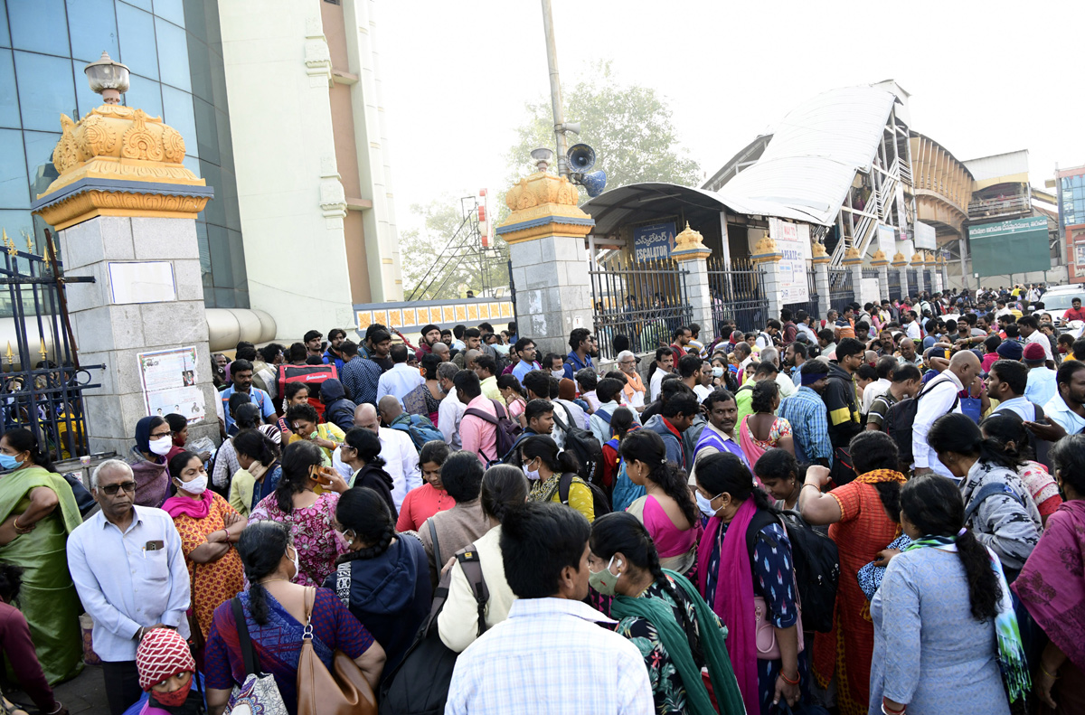 Devotees Huge Rush at Tirumala Due To Vaikunta Ekadasi - Sakshi14