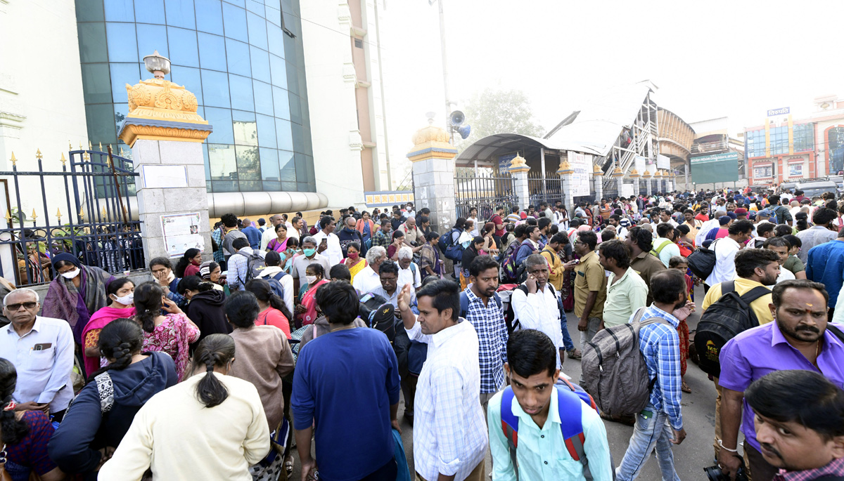 Devotees Huge Rush at Tirumala Due To Vaikunta Ekadasi - Sakshi15