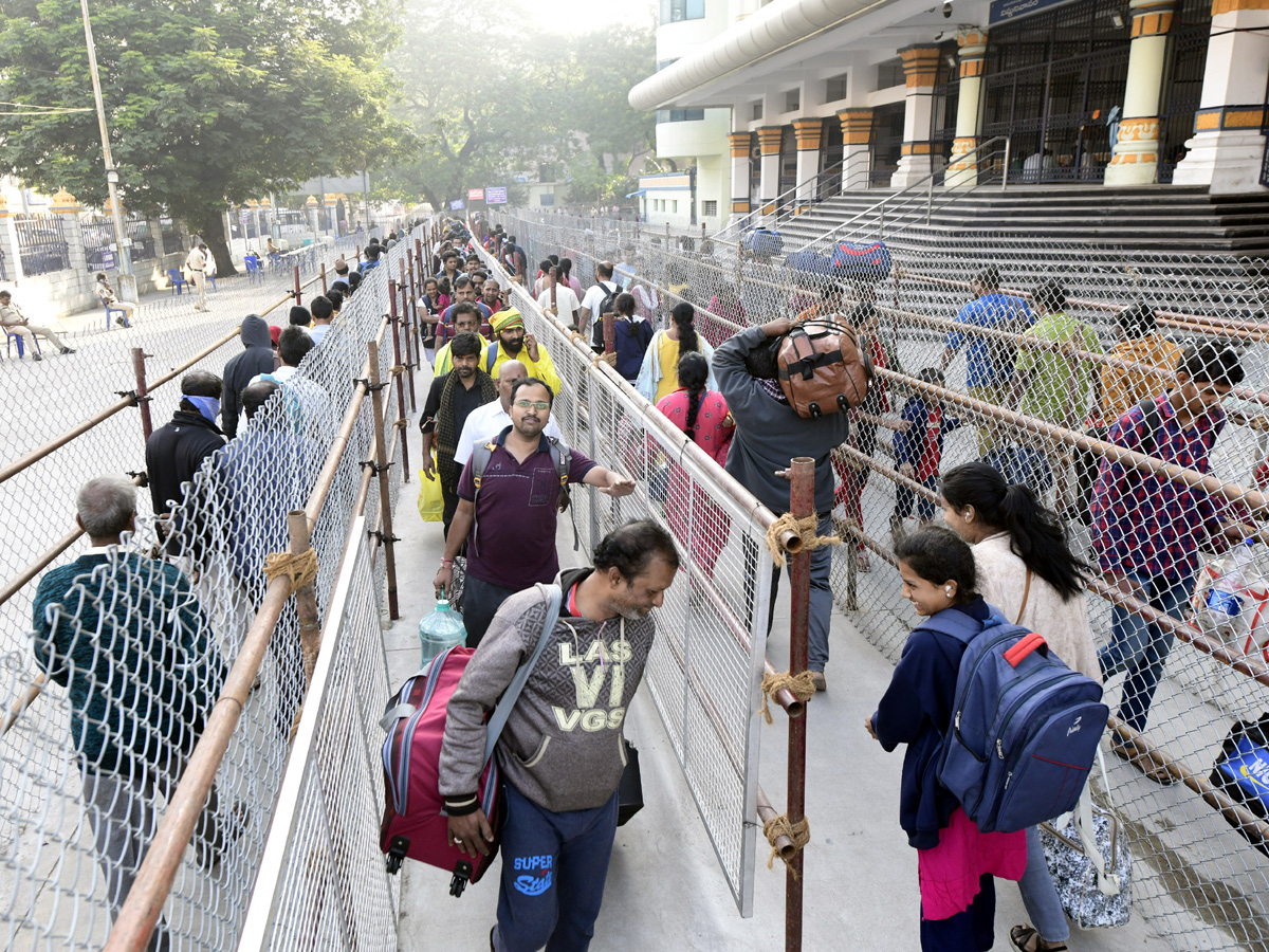 Devotees Huge Rush at Tirumala Due To Vaikunta Ekadasi - Sakshi16