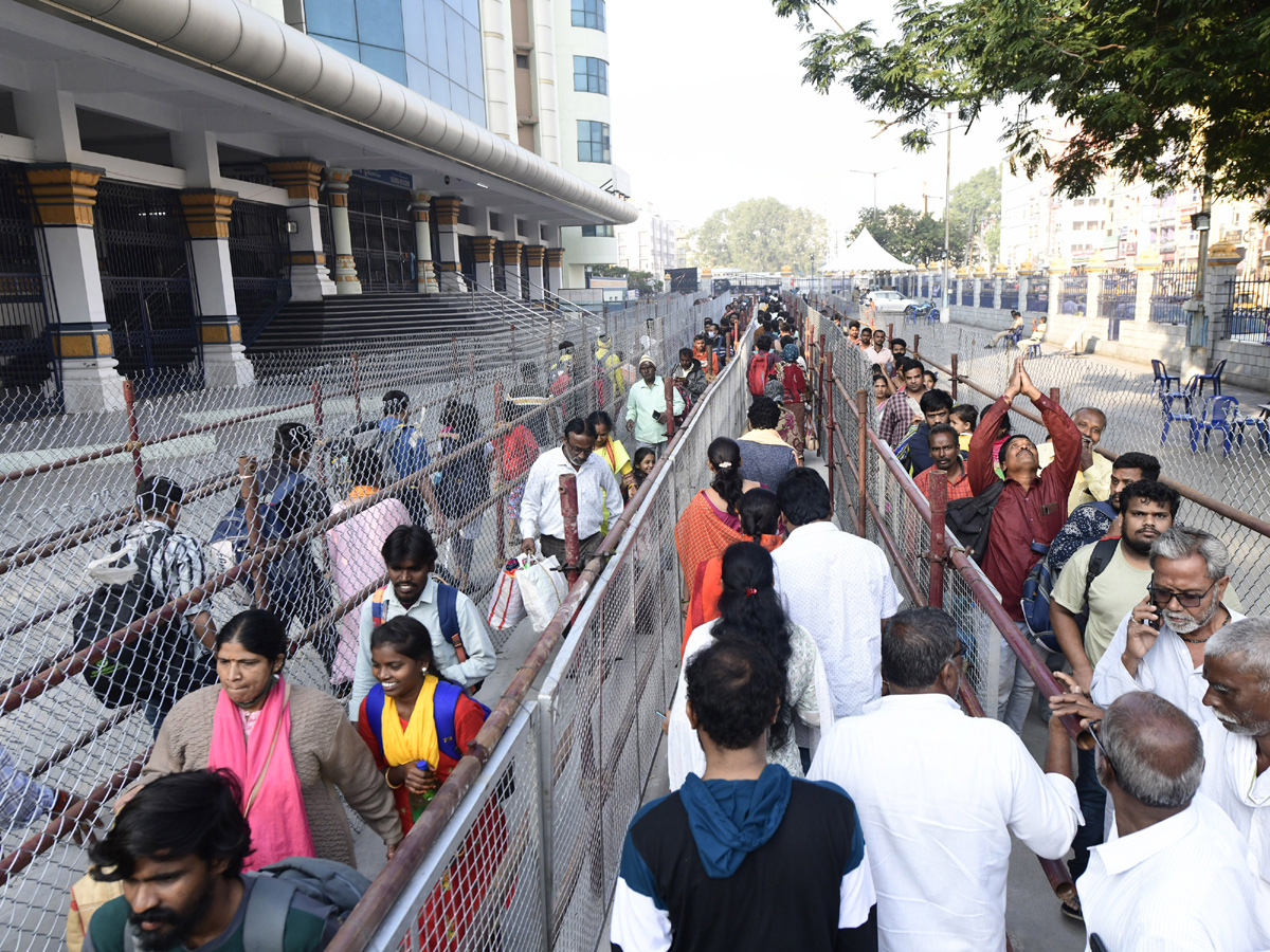 Devotees Huge Rush at Tirumala Due To Vaikunta Ekadasi - Sakshi17