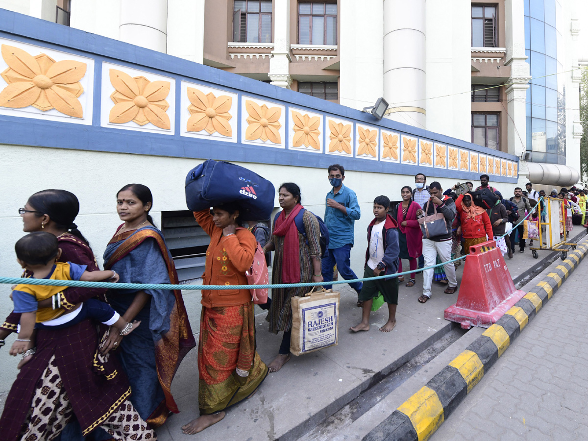 Devotees Huge Rush at Tirumala Due To Vaikunta Ekadasi - Sakshi19