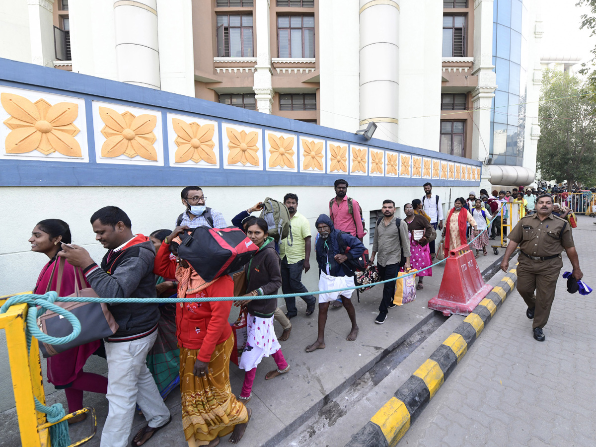 Devotees Huge Rush at Tirumala Due To Vaikunta Ekadasi - Sakshi20