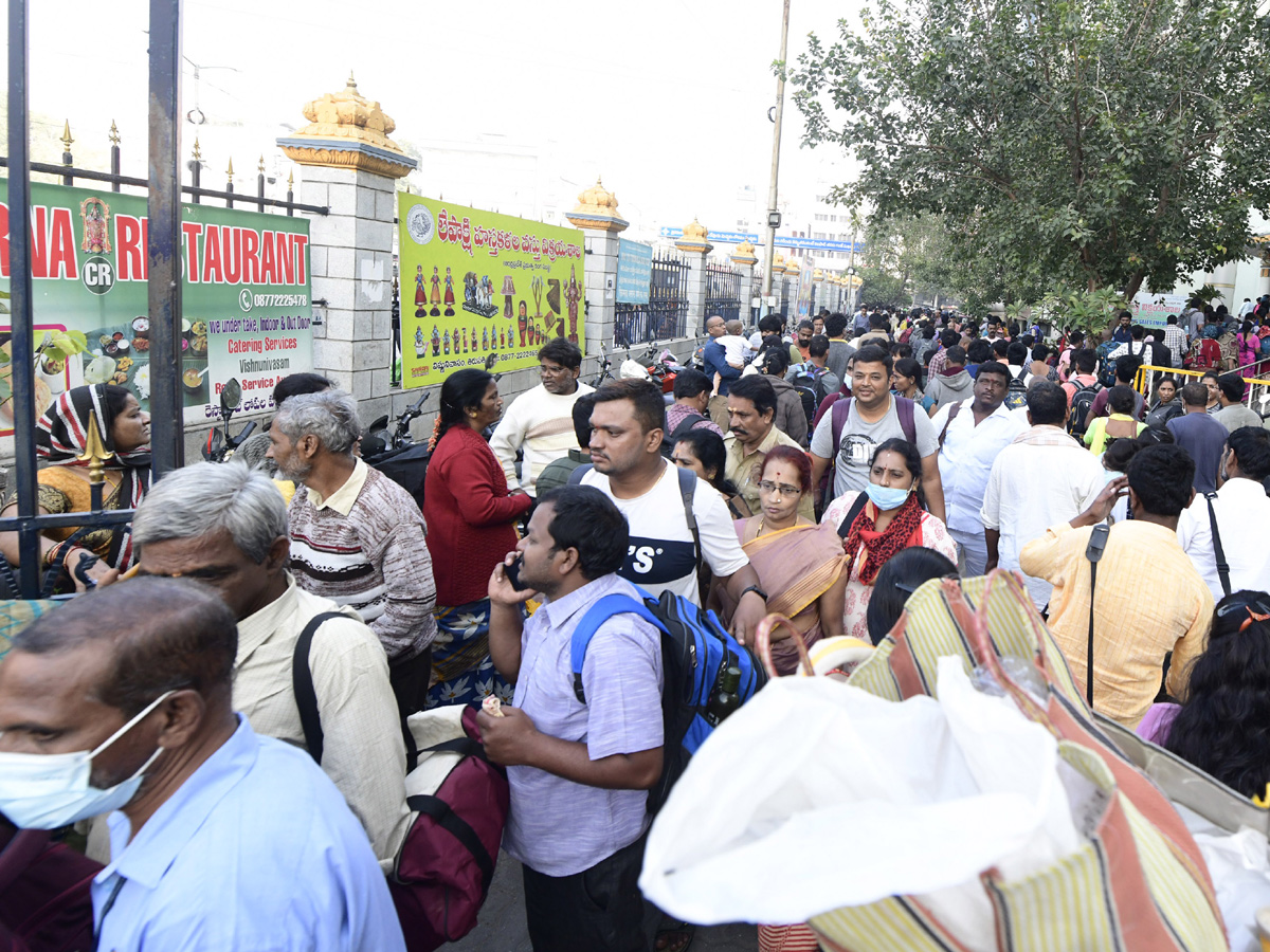 Devotees Huge Rush at Tirumala Due To Vaikunta Ekadasi - Sakshi21