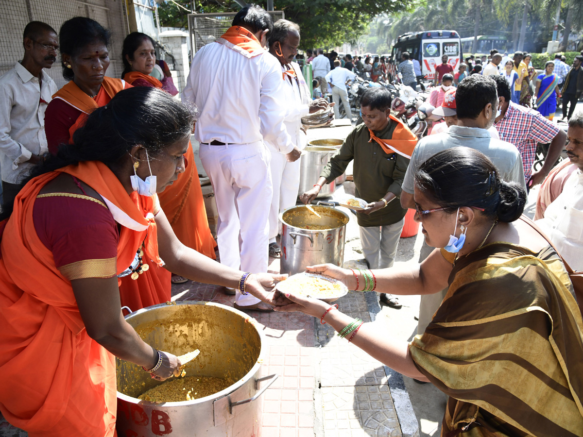 Devotees Huge Rush at Tirumala Due To Vaikunta Ekadasi - Sakshi30