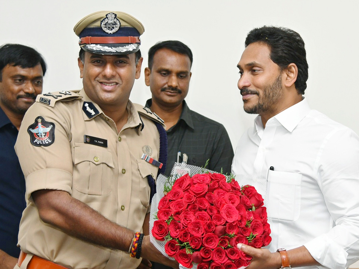 Officials wished CM Jagan Happy New Year Photos - Sakshi2