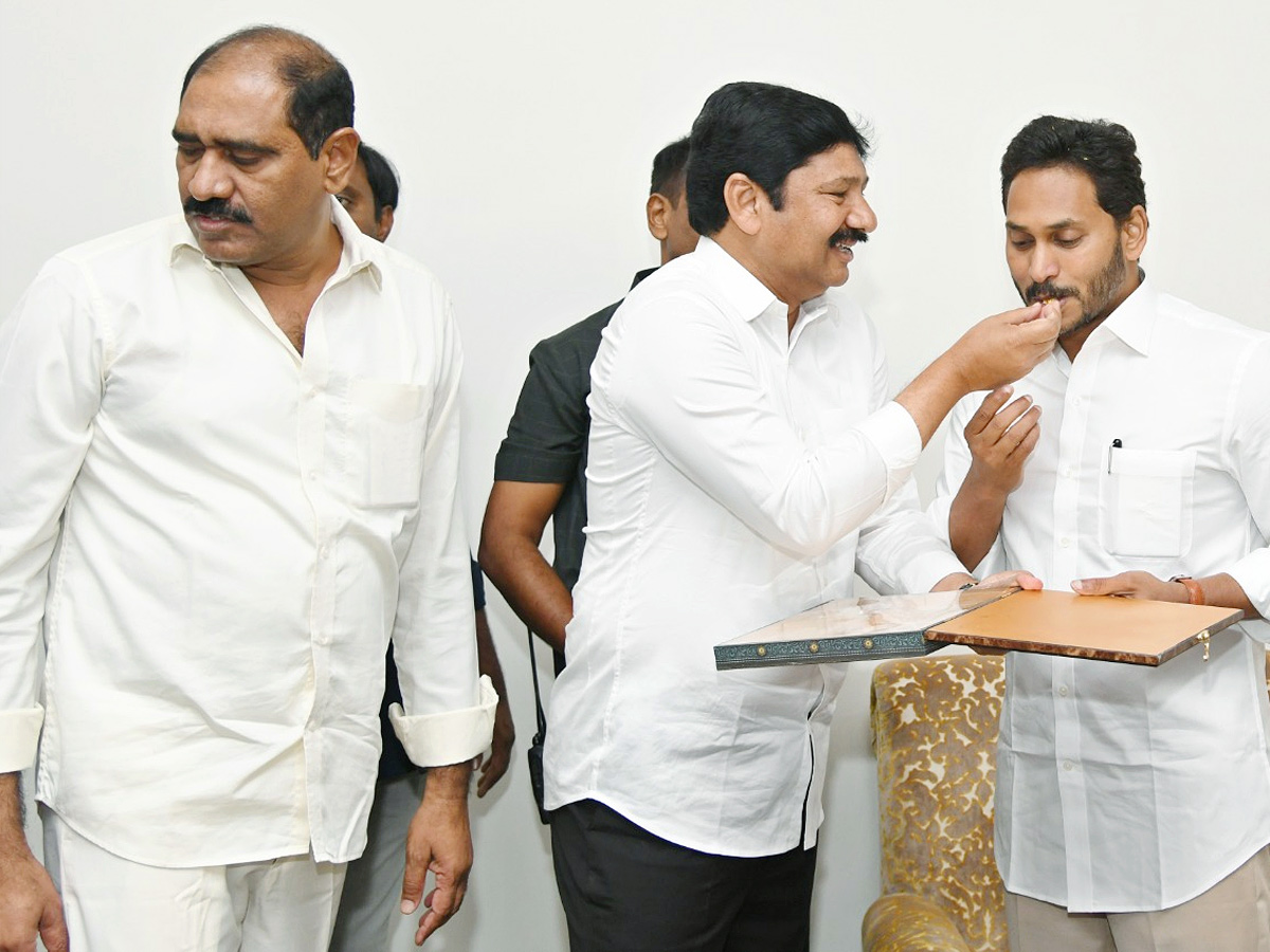 Officials wished CM Jagan Happy New Year Photos - Sakshi11