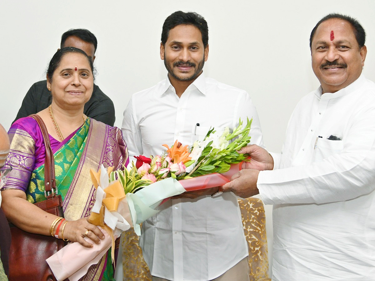 Officials wished CM Jagan Happy New Year Photos - Sakshi12