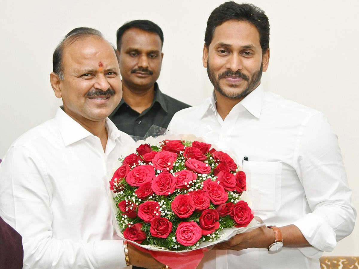 Officials wished CM Jagan Happy New Year Photos - Sakshi13