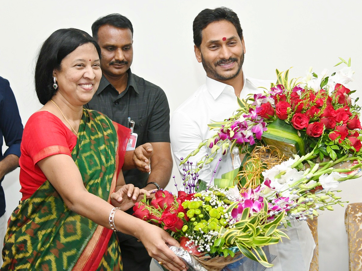 Officials wished CM Jagan Happy New Year Photos - Sakshi14