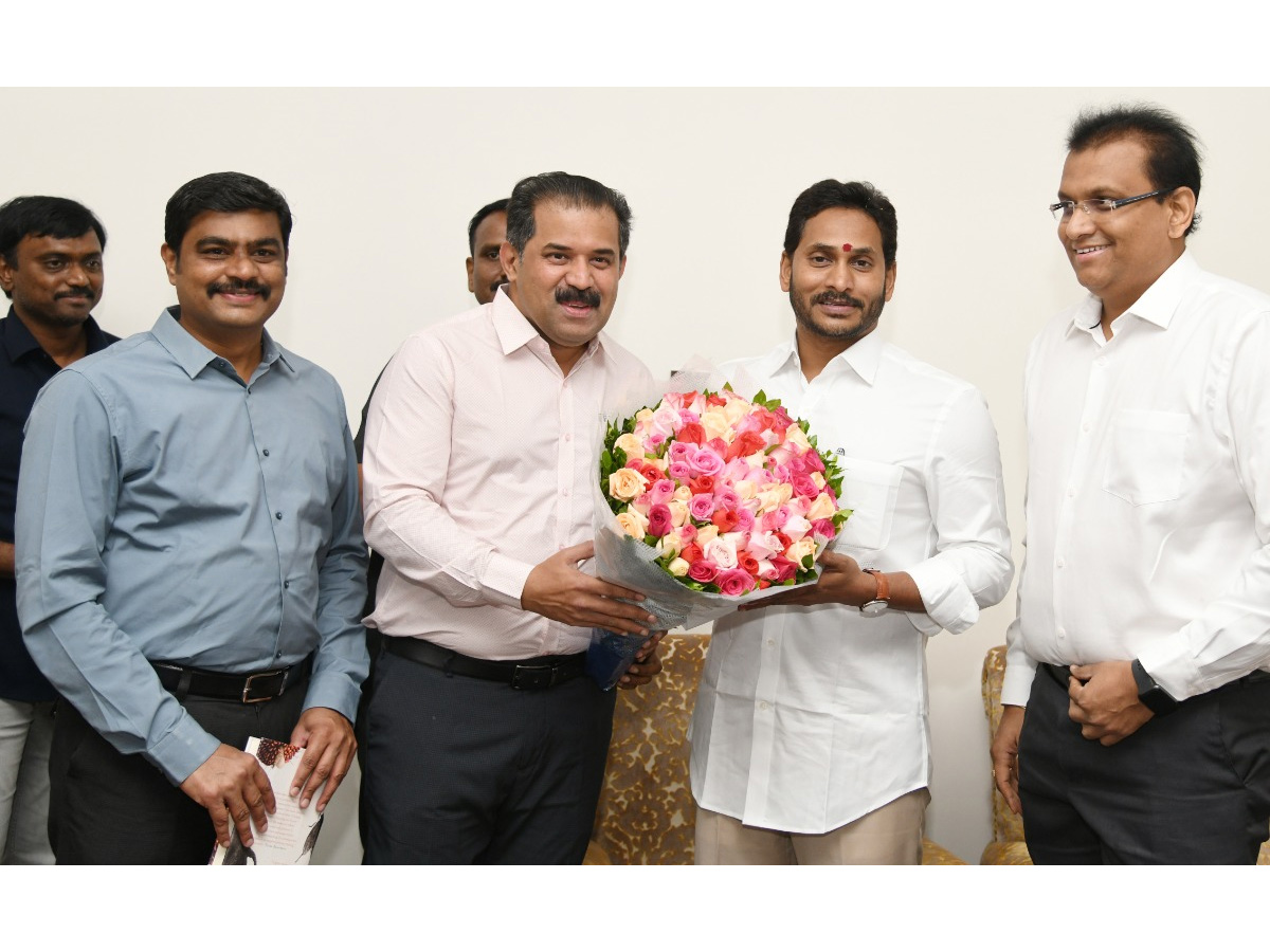 Officials wished CM Jagan Happy New Year Photos - Sakshi16