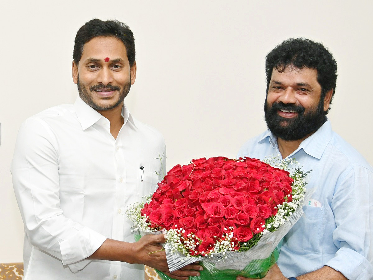 Officials wished CM Jagan Happy New Year Photos - Sakshi17