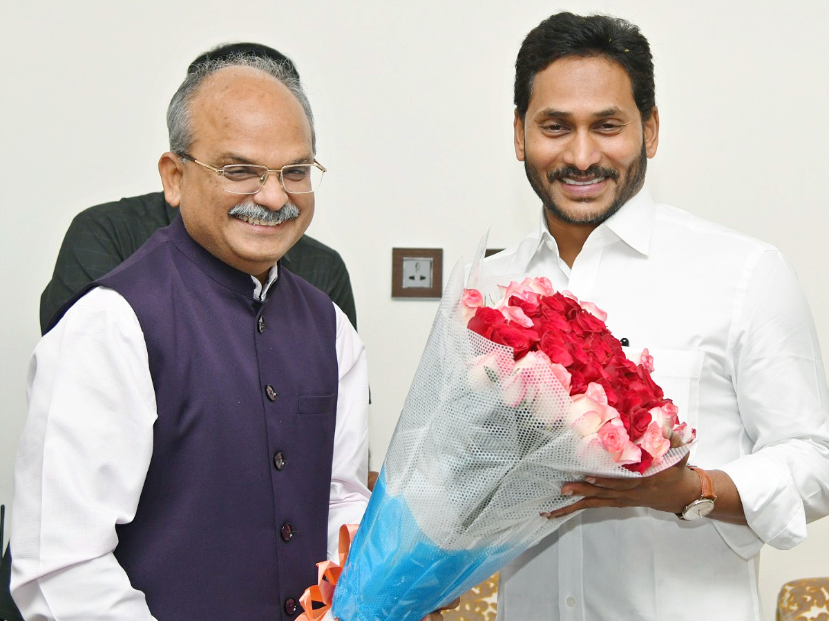 Officials wished CM Jagan Happy New Year Photos - Sakshi18