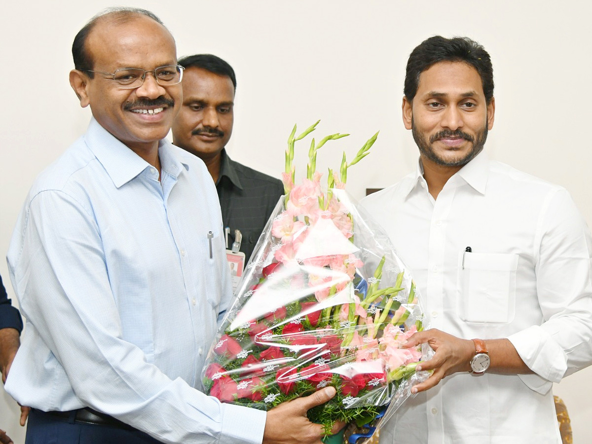 Officials wished CM Jagan Happy New Year Photos - Sakshi19