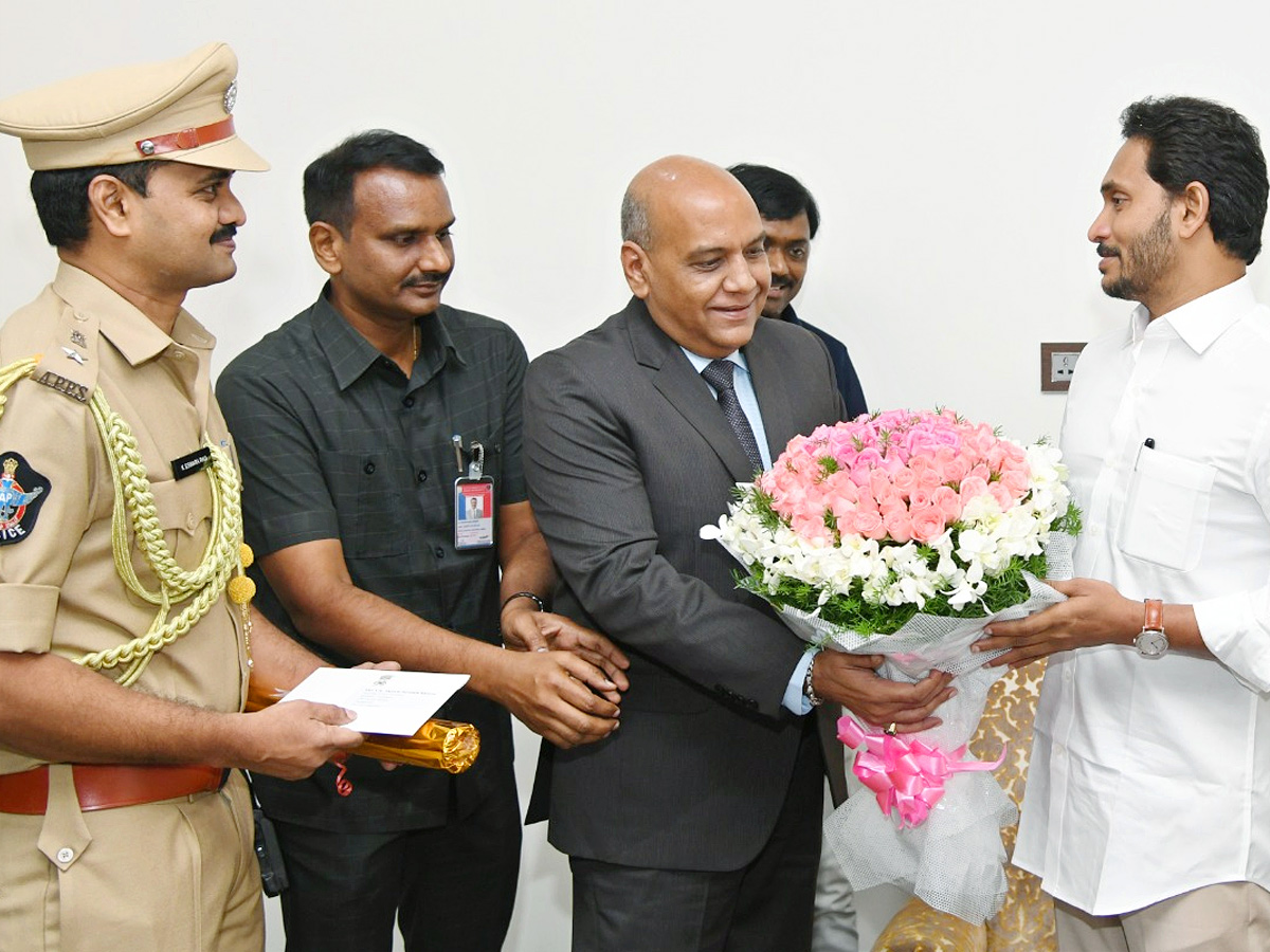 Officials wished CM Jagan Happy New Year Photos - Sakshi3