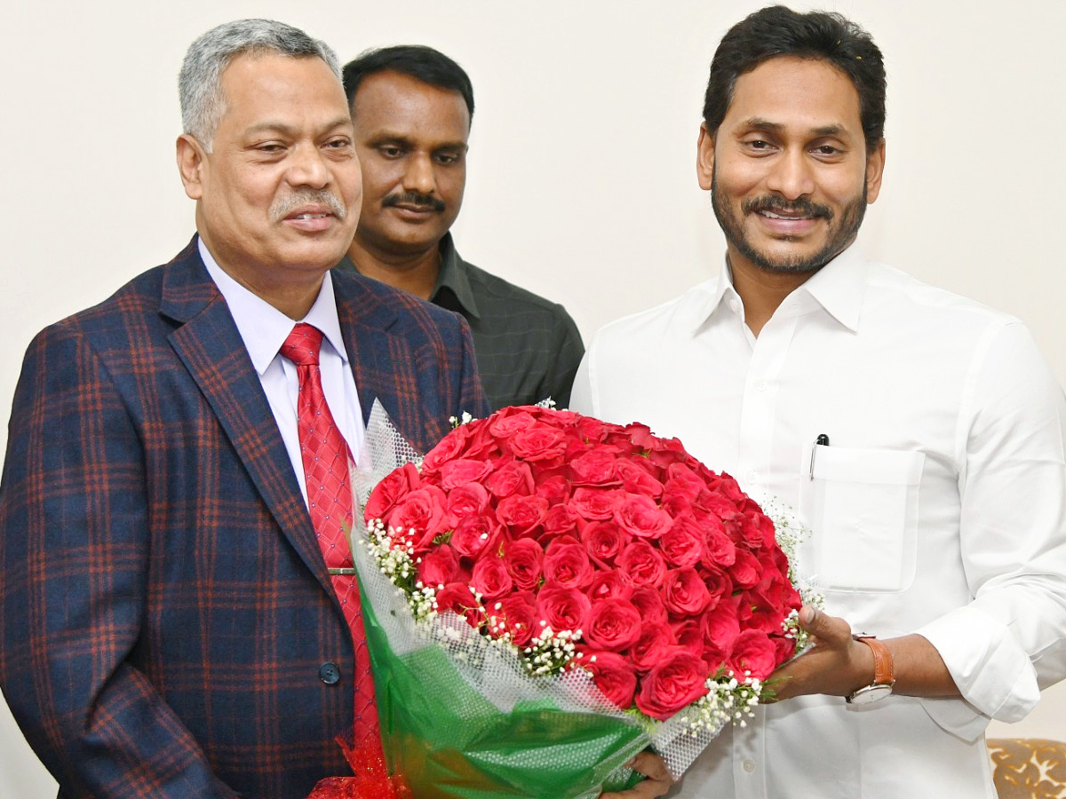 Officials wished CM Jagan Happy New Year Photos - Sakshi21