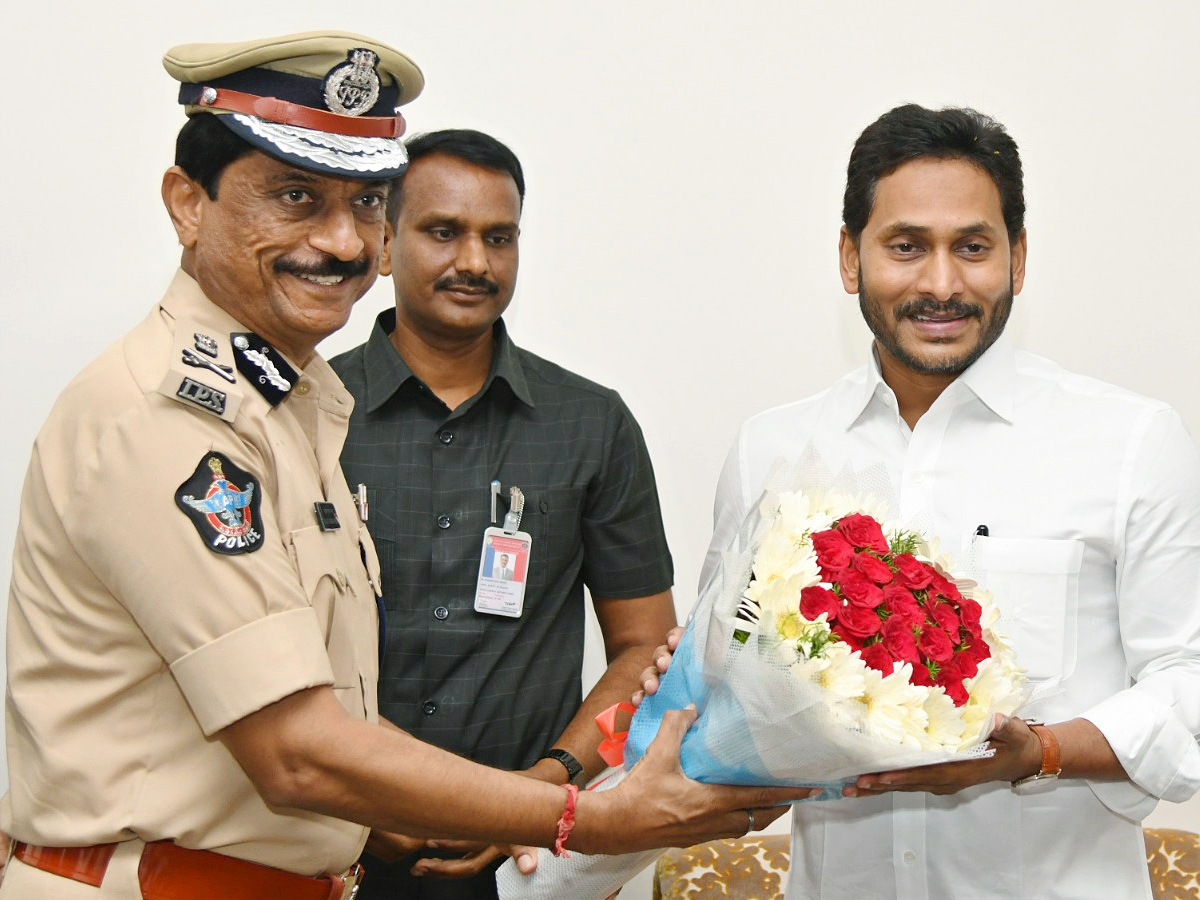 Officials wished CM Jagan Happy New Year Photos - Sakshi23