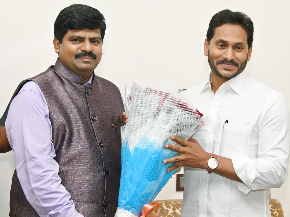 Officials wished CM Jagan Happy New Year Photos - Sakshi24