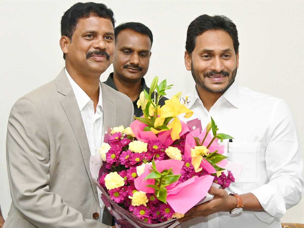 Officials wished CM Jagan Happy New Year Photos - Sakshi25