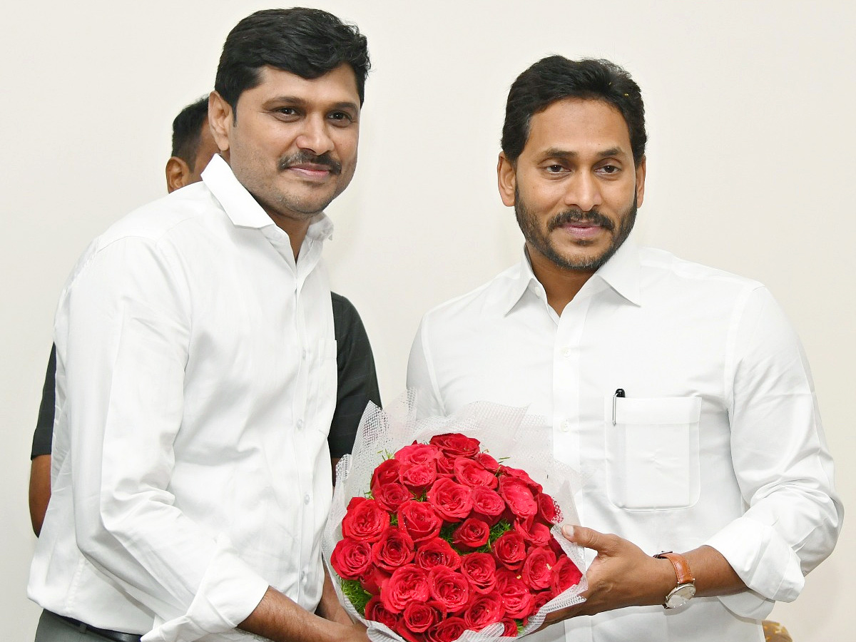 Officials wished CM Jagan Happy New Year Photos - Sakshi26