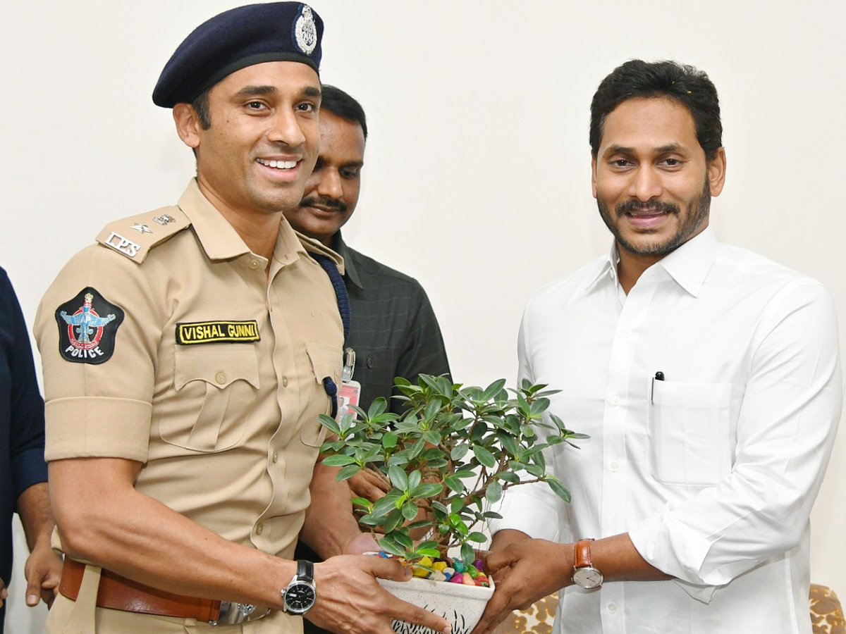 Officials wished CM Jagan Happy New Year Photos - Sakshi27