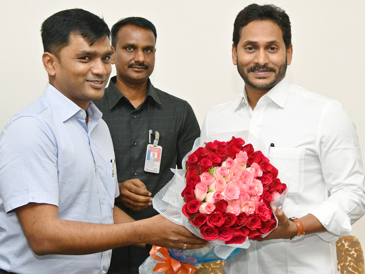 Officials wished CM Jagan Happy New Year Photos - Sakshi28