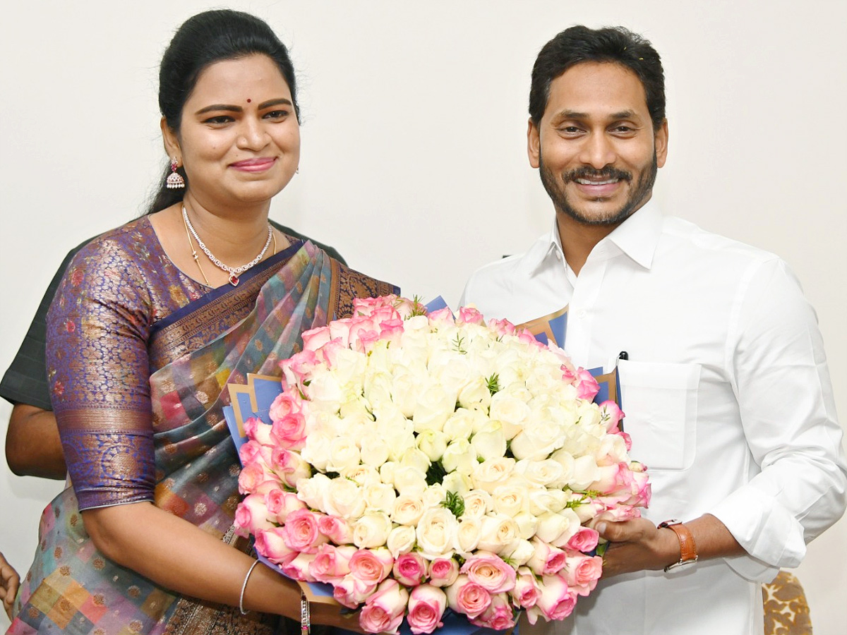 Officials wished CM Jagan Happy New Year Photos - Sakshi30