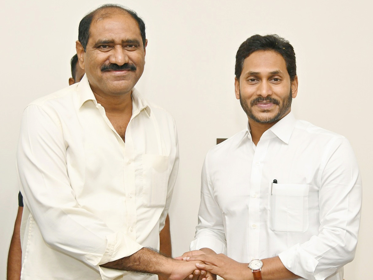 Officials wished CM Jagan Happy New Year Photos - Sakshi5