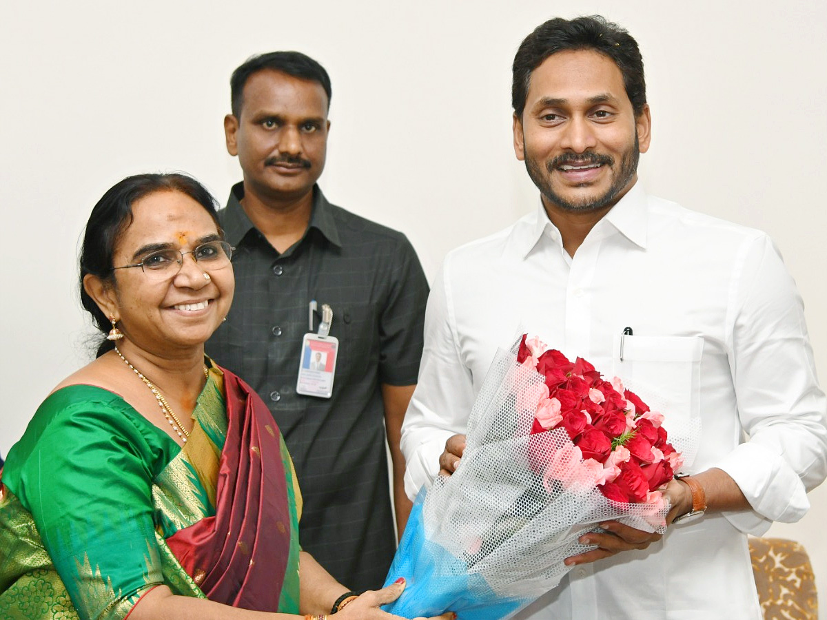 Officials wished CM Jagan Happy New Year Photos - Sakshi6