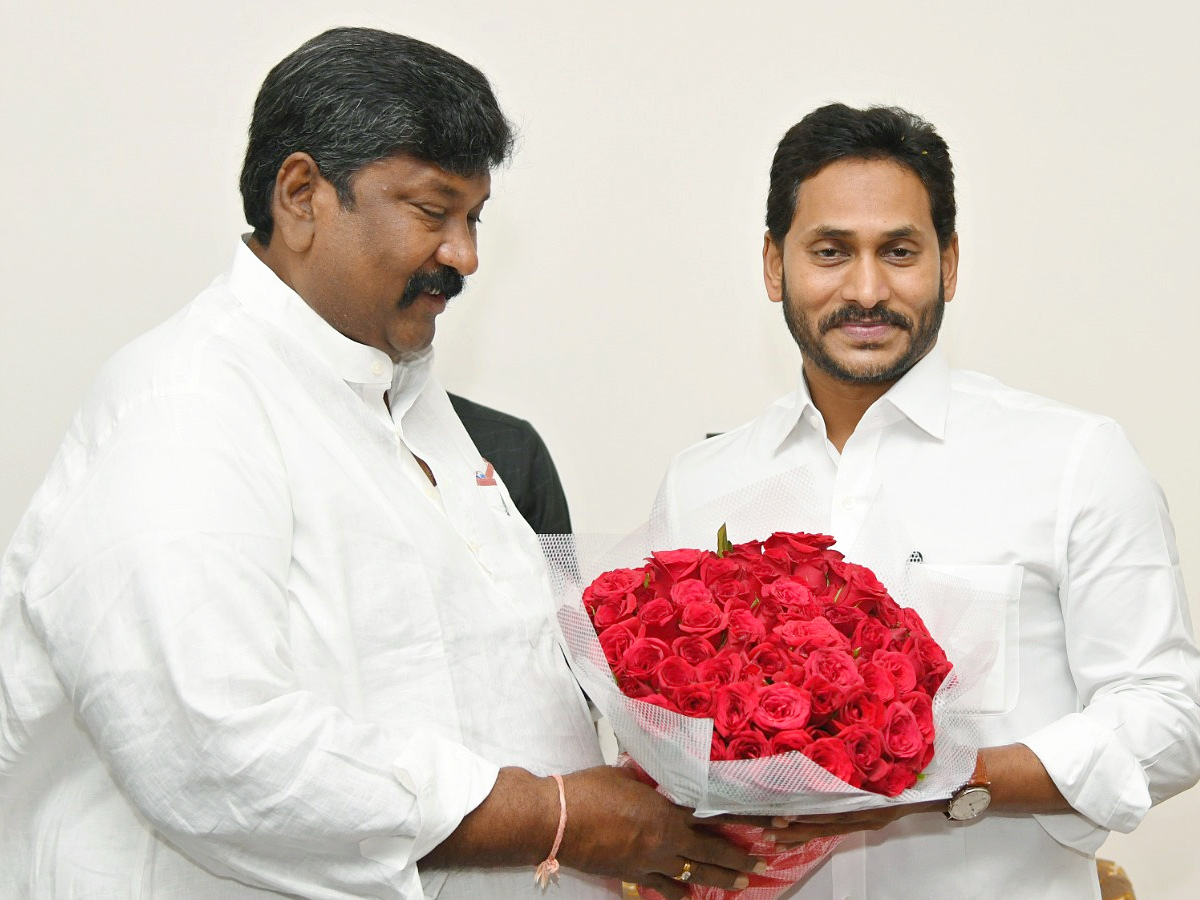 Officials wished CM Jagan Happy New Year Photos - Sakshi7