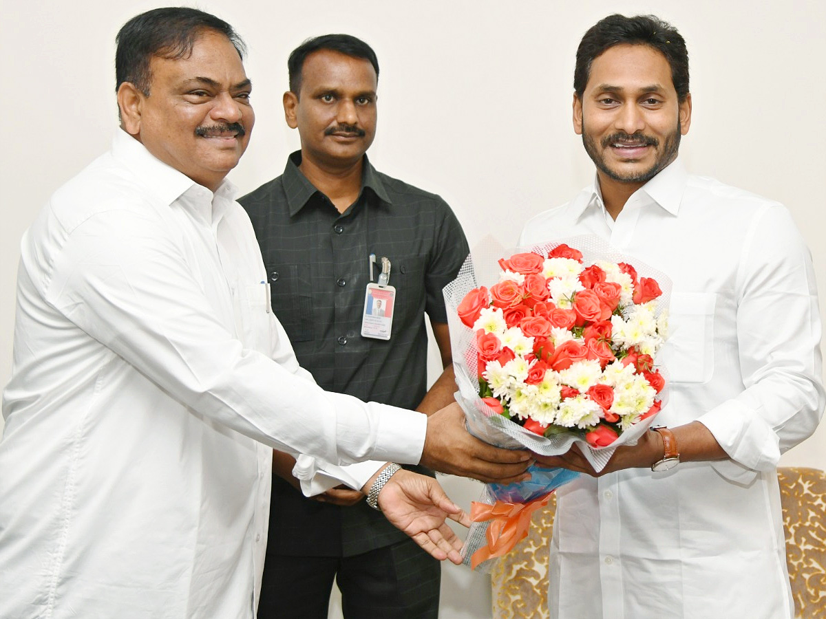 Officials wished CM Jagan Happy New Year Photos - Sakshi8