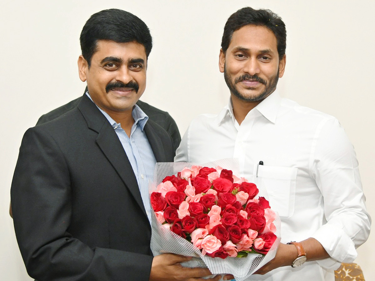 Officials wished CM Jagan Happy New Year Photos - Sakshi9