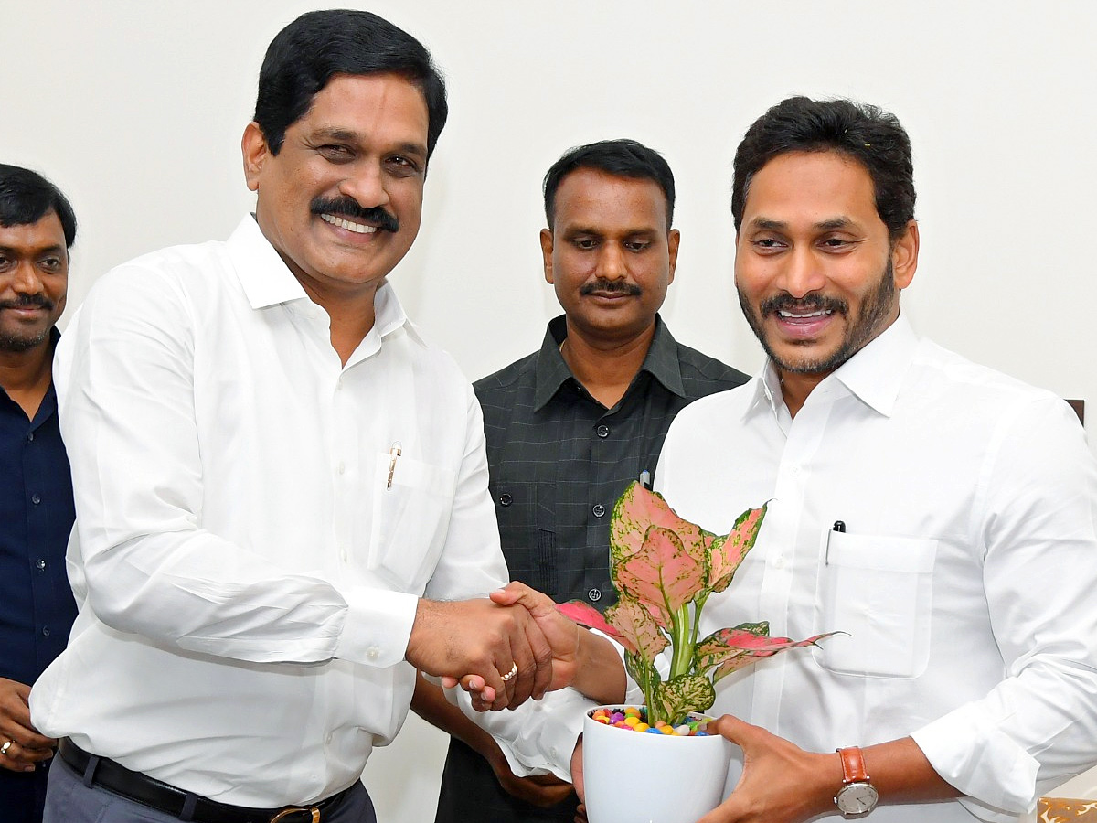 Officials wished CM Jagan Happy New Year Photos - Sakshi10