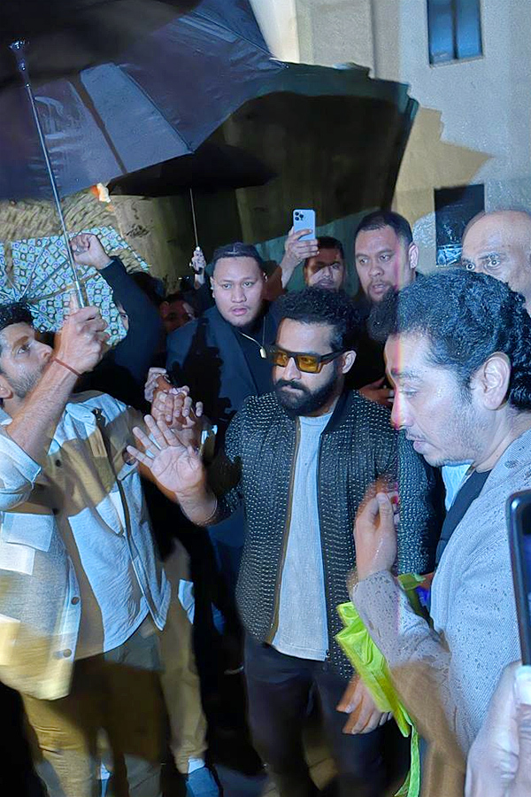 RRR Star Jr NTR Mobbed By Fans At Los Angeles Photos - Sakshi10