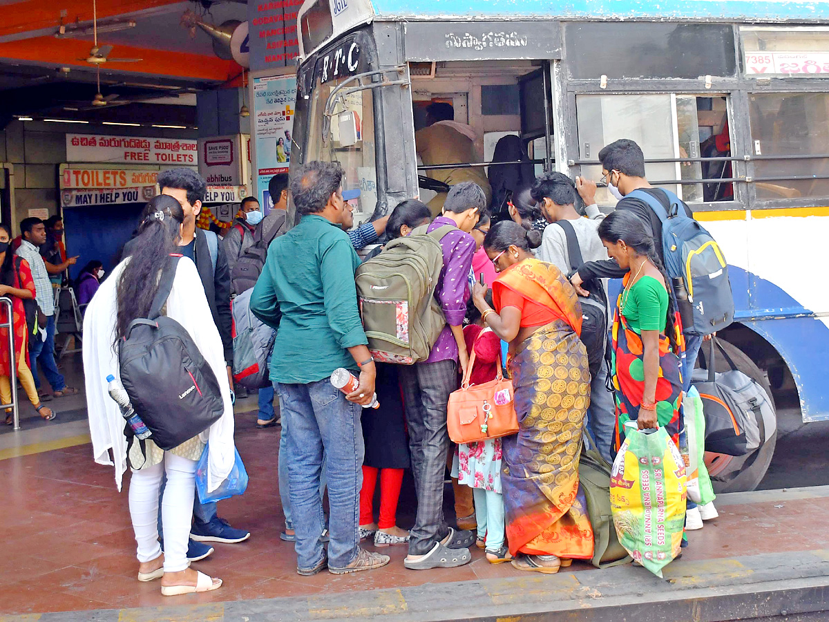 Public Heavy Rush In Bus Stand Over Sankranthi Holidays - Sakshi2