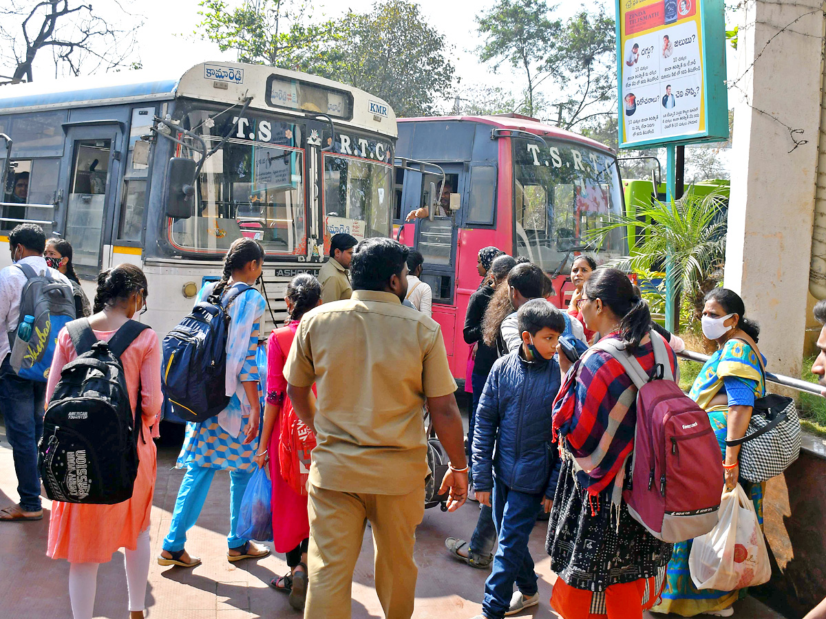 Public Heavy Rush In Bus Stand Over Sankranthi Holidays - Sakshi4