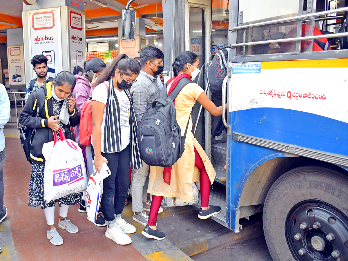 Public Heavy Rush In Bus Stand Over Sankranthi Holidays - Sakshi5