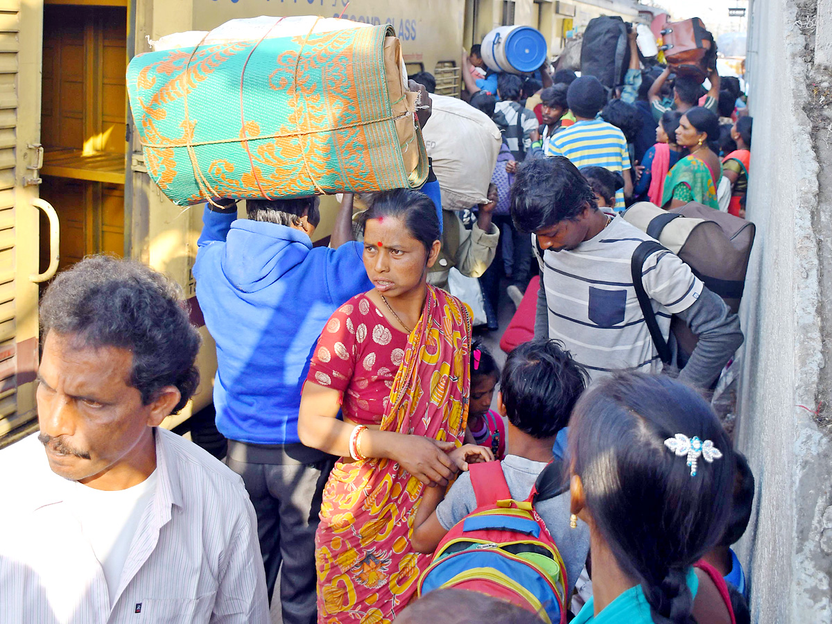 Public Heavy Rush In Bus Stand Over Sankranthi Holidays - Sakshi7