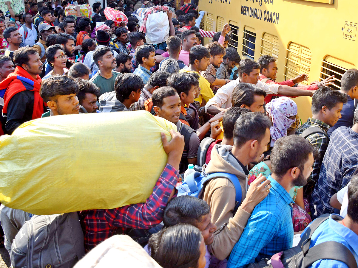 Public Heavy Rush In Bus Stand Over Sankranthi Holidays - Sakshi10