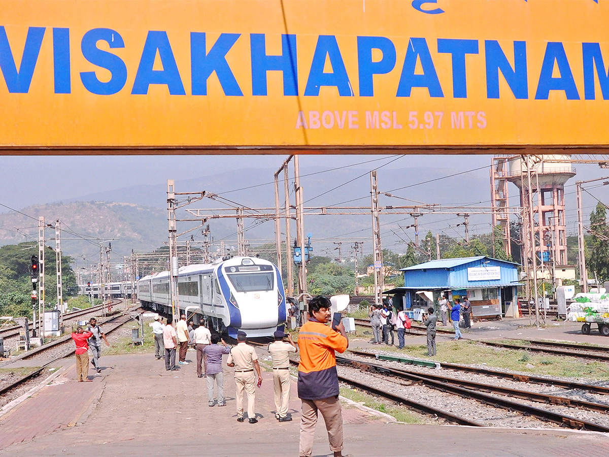 Vande Bharat Express Secunderabad to Visakhapatnam - Sakshi5