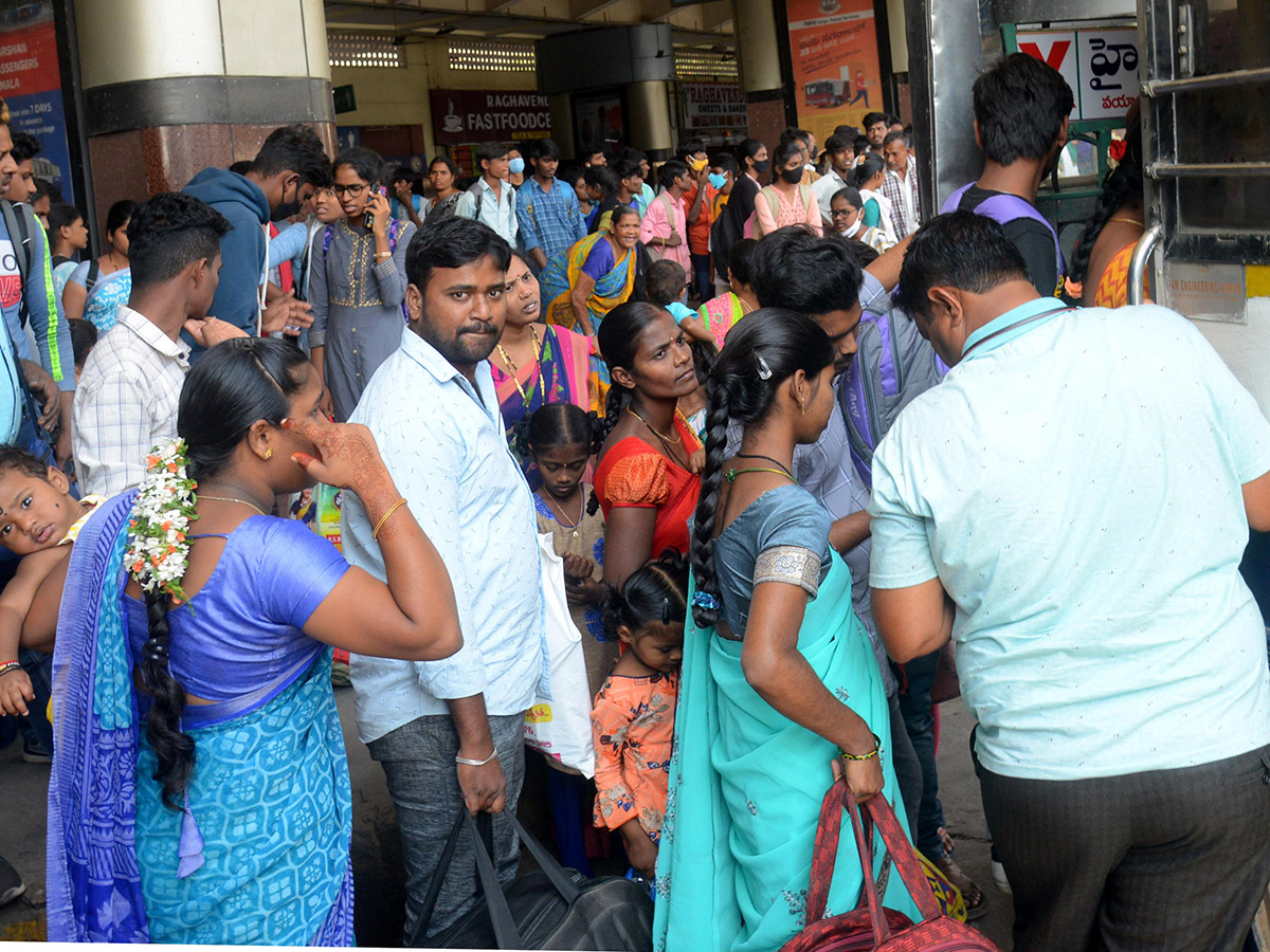 Sankranti 2023: Huge Rush at Railway and Bus Stations - Sakshi19