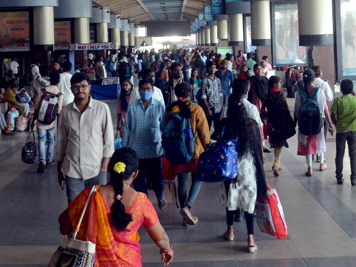 Sankranti 2023: Huge Rush at Railway and Bus Stations - Sakshi24